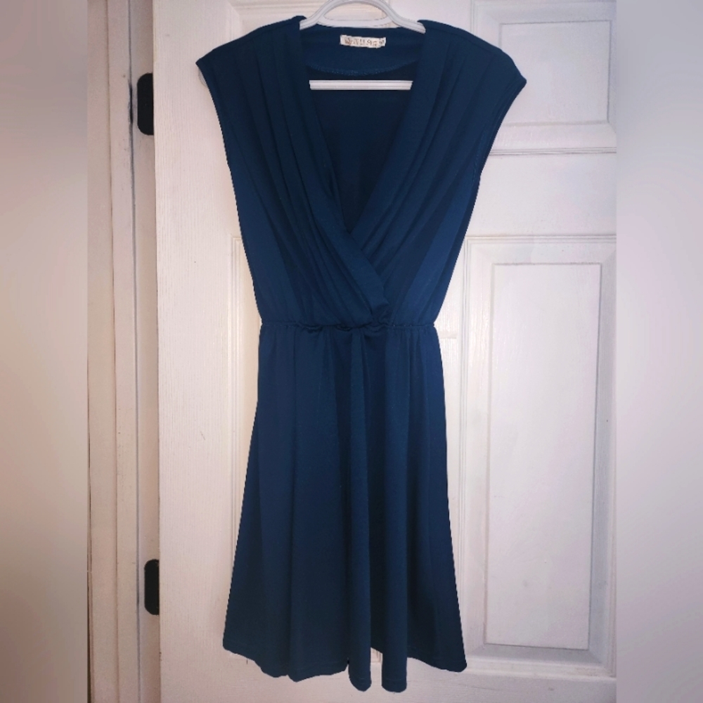 Short and flowing navy blue dress, small.